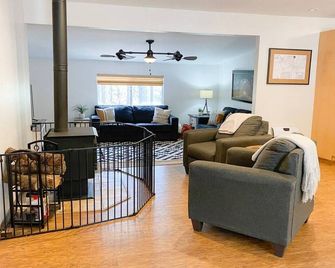 Family-Friendly Cabin with Playroom and Scenic Views - Cozy Retreat - Heber-Overgaard - Sala de estar