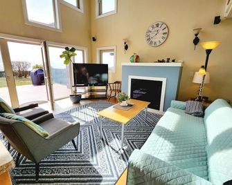 Sweet Point on South Beach - Point Roberts - Living room