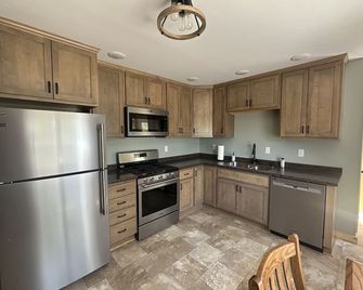 Newly Remodeled Cozy 2-Bedroom Home In Quiet Neighborhood - Grayling - Kitchen