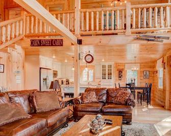 OE Beautiful modern log home on 17 acres private views fire pit Ping Pong AC - Whitefield - Вітальня