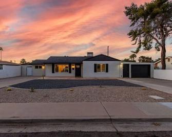 New Midtown Modern Home with Backyard (Unit A) - Phoenix - Building