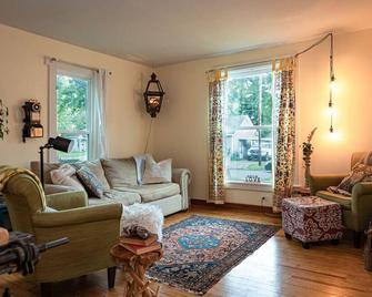Be home away from home @ Charming Chestnut Cottage - Dowagiac - Sala de estar