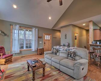 Sevierville Cabin with Lake Views and Wraparound Porch - Sevierville - Living room