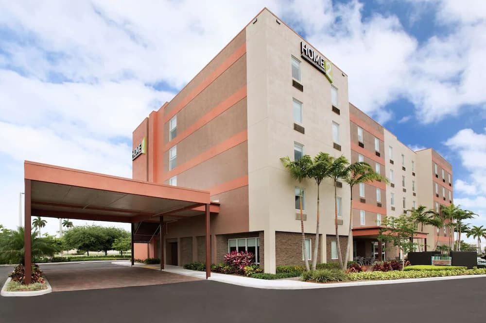 Sunny City Escape: Kitchen, Pool, Parking! Close to Homestead Town Square! - Florida City - Rakennus