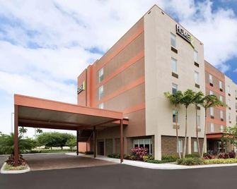 Sunny City Escape: Kitchen, Pool, Parking! Close to Homestead Town Square! - Florida City - Rakennus