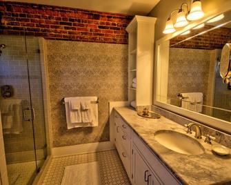 Private 18th Century Farmhouse in Virginia Wine Country with Hot Tub - Waterford - Baño
