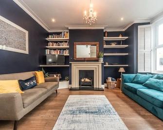 Pass the Keys - Elegant Family Home with Garden in Earlsfield - London - Living room