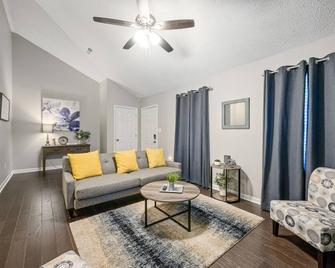 Lots of Hot Spots & Activities Near This Townhome - Cartersville - Living room