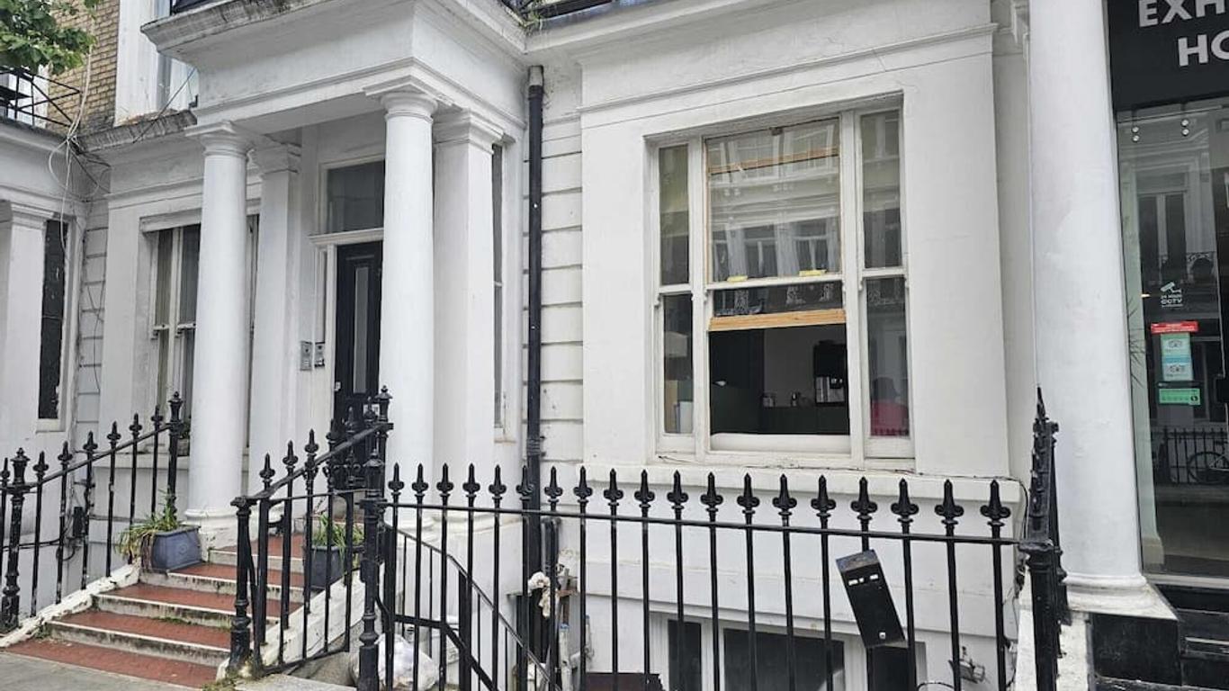 Exhibition Court Hotel 4