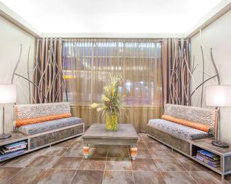 Howard Johnson by Wyndham Atlantic City - אטלנטיק סיטי - סלון