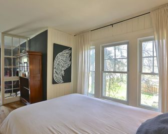 Family Winter Home in The Eastern Townsh - Ayer's Cliff
