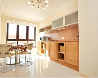 Aparthotel Daudel Tyumen Center - Tyumen - Cocina