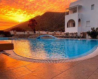 Noeme Santorini - Perissa - Pool