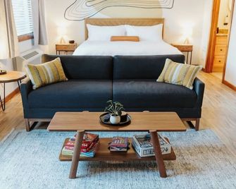 King Deluxe Studio Suite with Full Kitchen and Washer/Dryer in the Heart of Kalispell, MT - Kalispell - Sala de estar