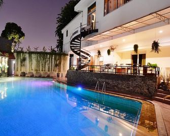 Grand Inna Tunjungan Hotel Surabaya - Surabaya - Piscina