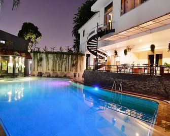 Grand Inna Tunjungan Hotel Surabaya - סוראבאיה - בריכה