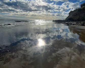 Attached Unit, a few minute walk from the Beach - Santa Barbara - Beach