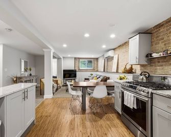 Relaxing in Ravenswood - This Neighborhood is Great for Any Group and Close to Everything! by AllSet Turnover - Chicago - Kitchen