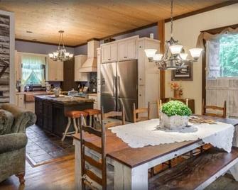 Historic Creekside Cottage - A quiet place for rest and relaxation. Come stay! - Fairview - Dining room