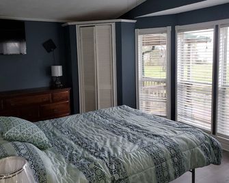 Blue Haven Lake Palestine Tx , Dock with Sundeck Sleeps 6 - Chandler - Bedroom