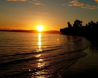 Absolute Beachfront Holiday Cottage with Private Saltwater Pool on Savusavu Bay - Savusavu - Strand