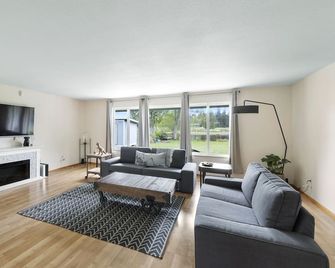 Lakefront Gateaway at Chambers Lake - 3 bd 2 ba w/ AC - Lacey - Huiskamer