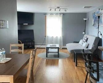 Cozy 1-bedroom retreat minutes from West Point! - Highland Falls - Pokój dzienny