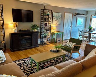 Lakefront Home next to Kenai and Kasilof River w/ Hot tub and view. Sleeps 6-12 - Kasilof - Sala de estar