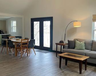 Knoxville and Smoky Mtn Riverside Retreat on the Holston with a beautiful view - Strawberry Plains - Comedor