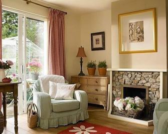 Dove Cottage In Oughterard, Connemara, County Galway, Ireland - Oughterard - Living room