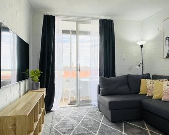 Port Vista - Central Fremantle Apartment - Fremantle - Living room