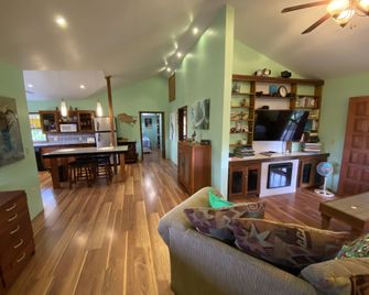 Mariposa Lodge - West End