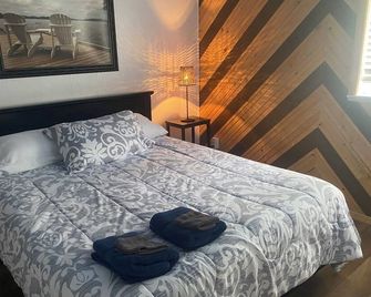 'Nature Wakes, You Rest'. Never pay a cleaning fee! - Pelee Island - Bedroom