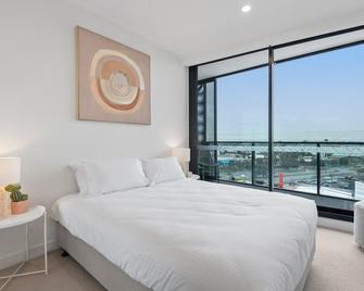 Contemporary 2-Bed Haven with Swimming Pool - Clayton - Bedroom