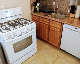 Lovely Sunlit Bedroom Perfectly Located in Restored Redwood Home - North Beach - סן פרנסיסקו - מטבח