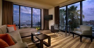 EB Hotel Miami - Miami Springs - Living room