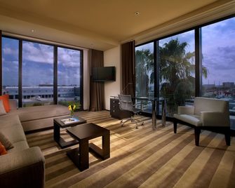 EB Hotel Miami - Miami Springs - Living room