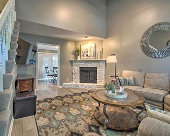 Modern Townhome with Fireplace Near Stoll Park - Overland Park - Living room