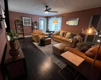 5 Miles from Holiday World sleeps 11+ —Family Escape - Dale - Sala de estar