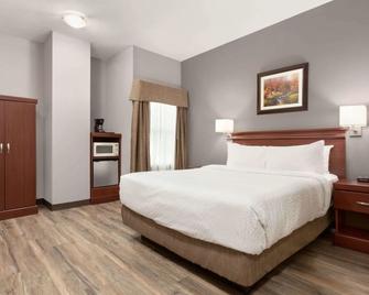 Days Inn by Wyndham Hamilton - Hamilton - Bedroom