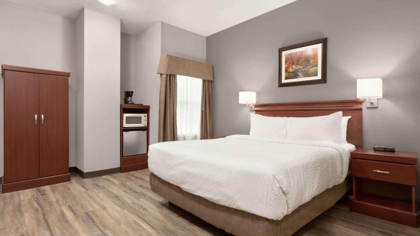 Days Inn by Wyndham Hamilton