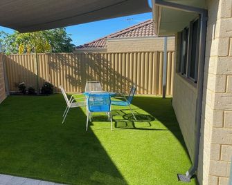 Canning Vale Family Accommodation Easy access to city CBD. Free WiFi - Canning Vale - Patio