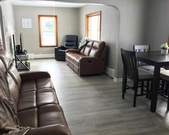 3BR 1BA North End Walk to the Hospital - Zanesville - Living room