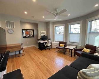 Modern Cambridge oasis with EV parking and yard - Cambridge