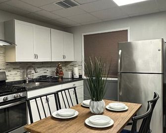 Soothing 3-bedroom apartment with AC in Farmingville - Farmingville - Kitchen