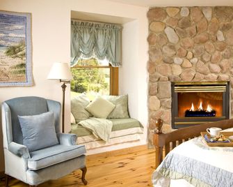 Chic Rural Suite in a Bed and Breakfast in Arrington, Virginia - Lovingston - Obývací pokoj