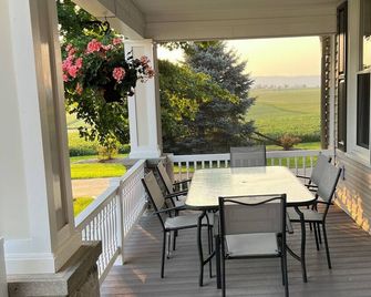 Pleasant Pines Estate welcomes you to our gorgeous panoramic view farmstead! - New Enterprise - Balcone