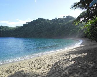 Secluded Hillside Cottage with Bay & Rainforest Views, Just 5 Mins to the Beach - Castara - Strand