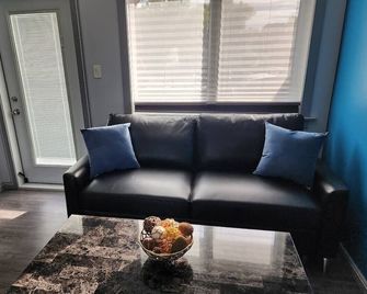 Studio Loft with Patio & Hot Tub - Lethbridge - Living room