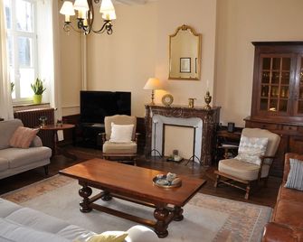 Spacious 18th century mansion near the Meuse with enclosed garden - Haybes - Living room